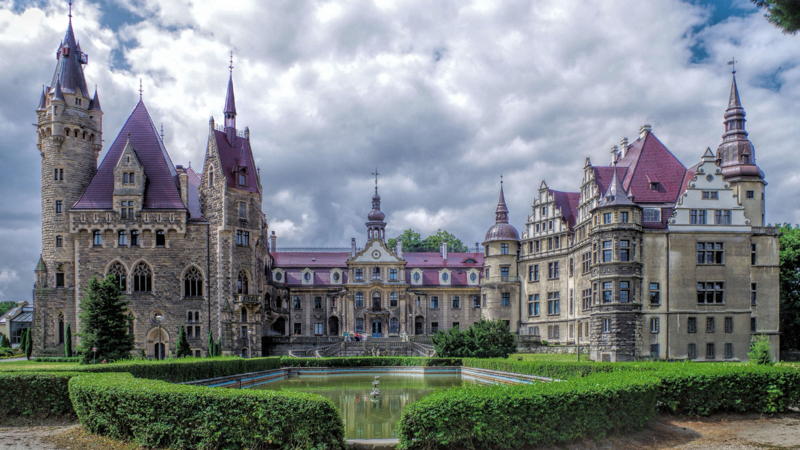 Красивый старинный Мошненский Замок, Польша