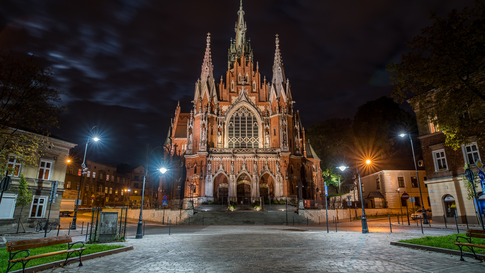 Церковь St. Joseph's Church в свете ночных фонарей, Краков. Польша