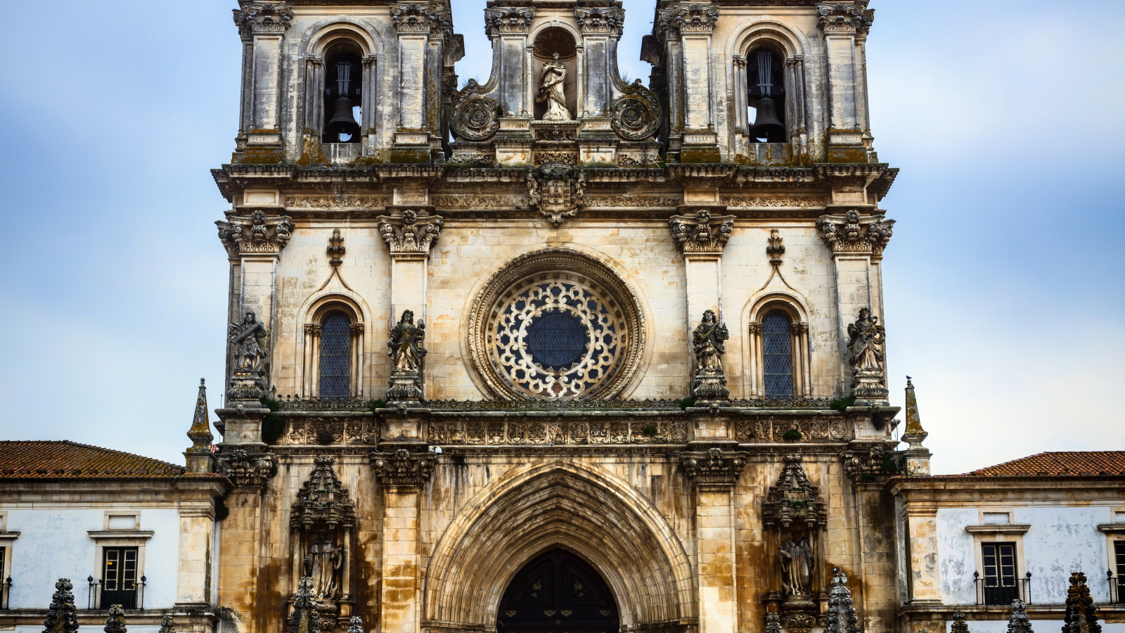 Старинное здание монастыря Алкобаса, Португалия 