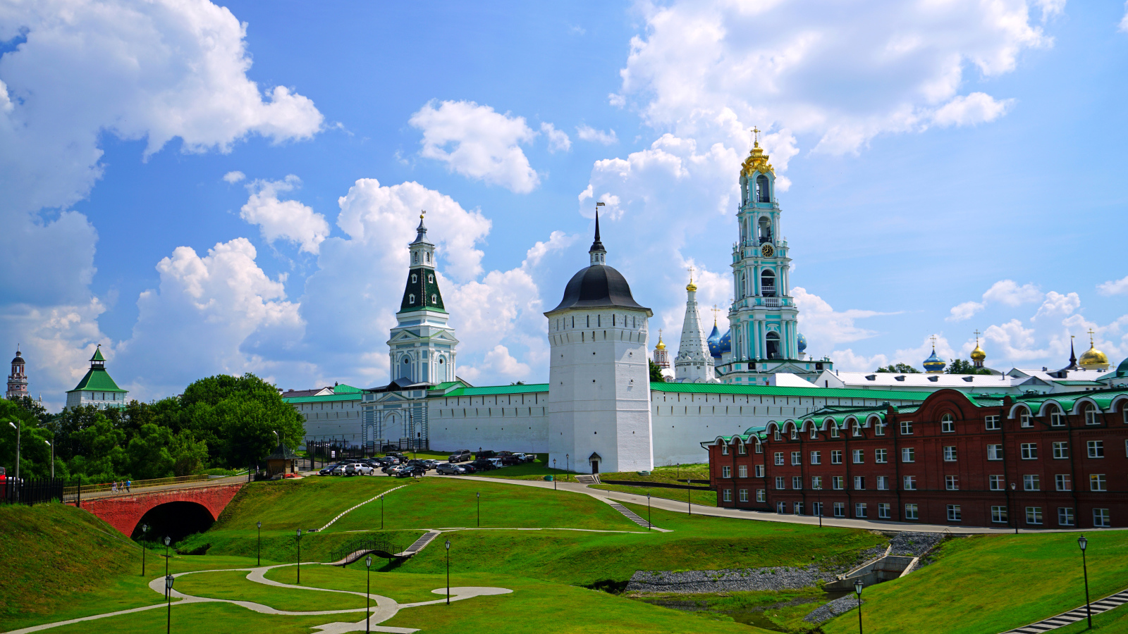 Зеленый газон у Троице-Сергиевой лавры летом, Россия 
