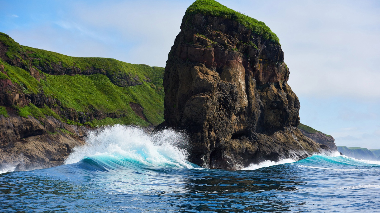 Скала на острове Шикотан, Курильские острова. Россия 