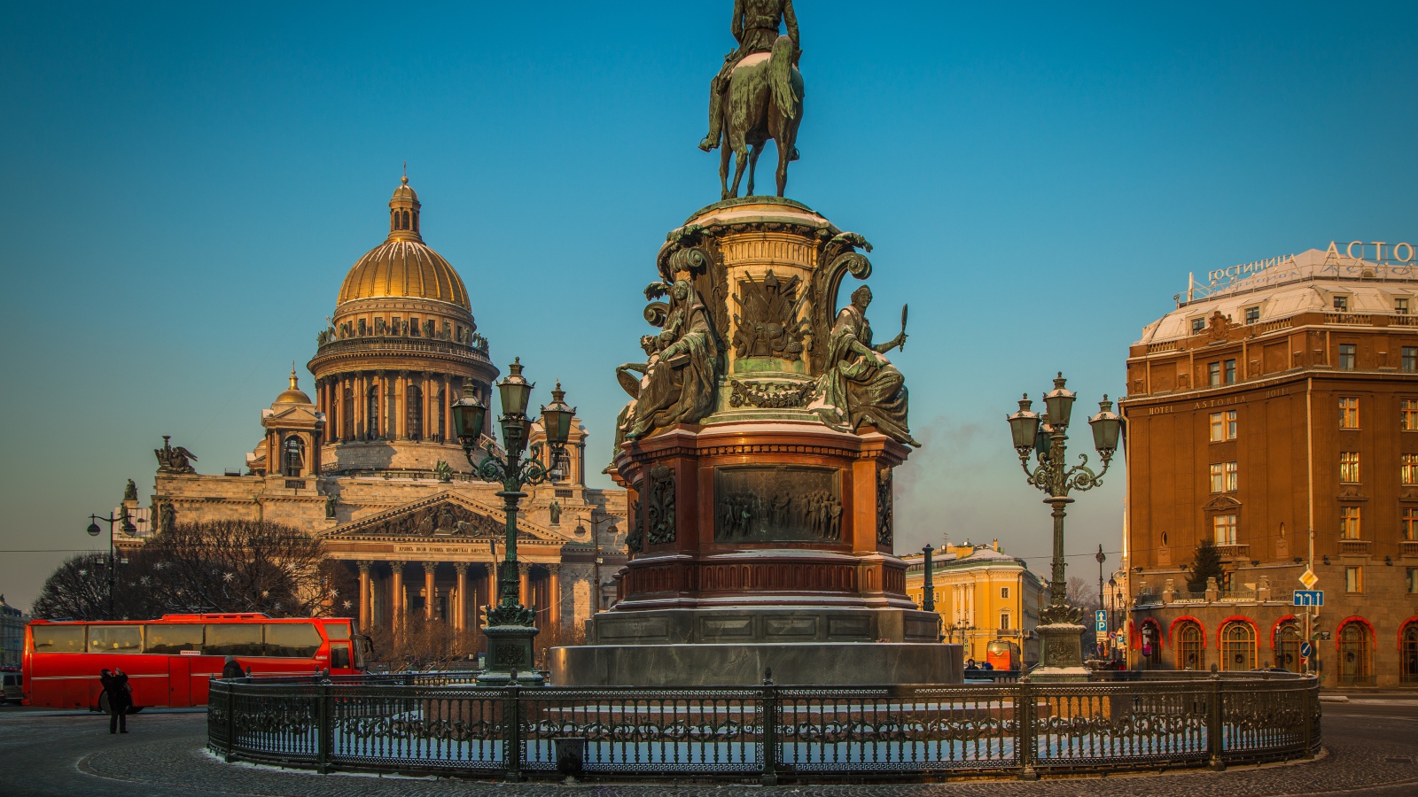 Исаакиевский собор в лучах солнца, Санкт - Петербург. Россия