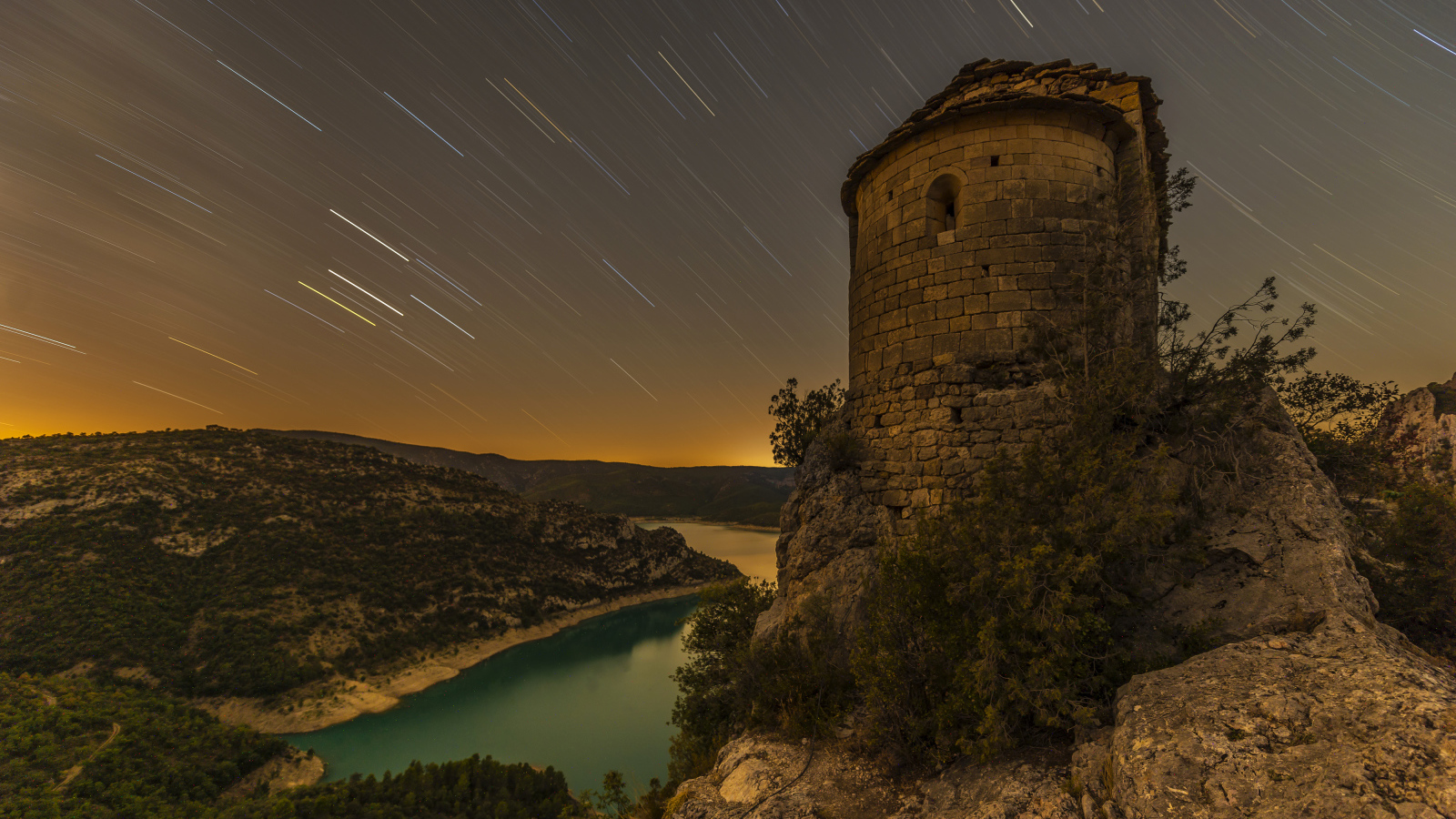 Ночной звездопад в небе над церковью La Pertusa, Испания