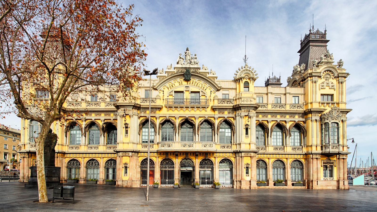 Здание морского порта, Барселона. Испания 