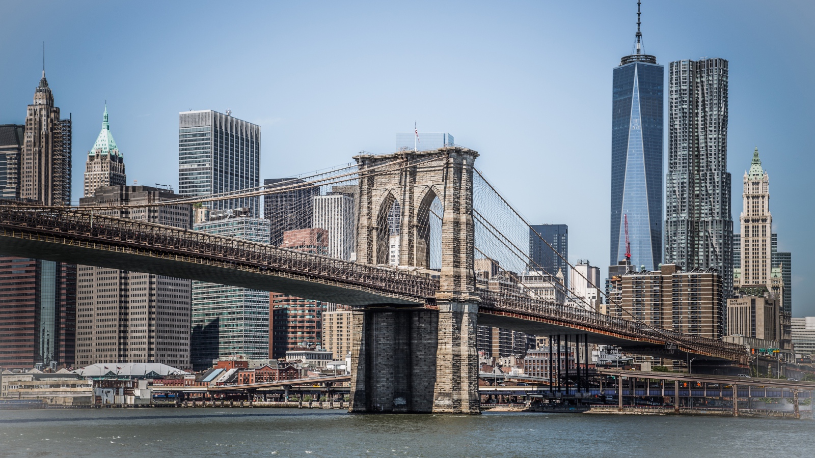 Бруклинский мост с видом на город Манхэттен. США