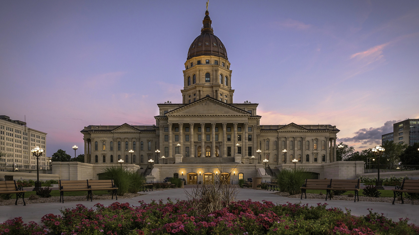 Петунии на клумбе у Капитолия штата Канзас, США 