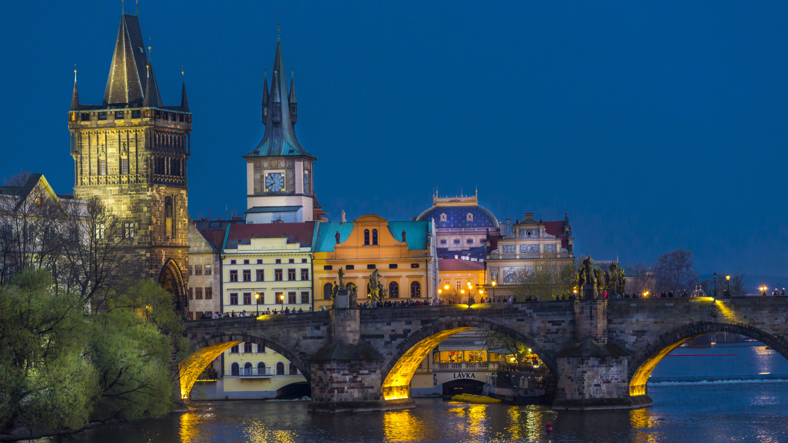 Арочный Карлов мост у реки, Прага. Чехия