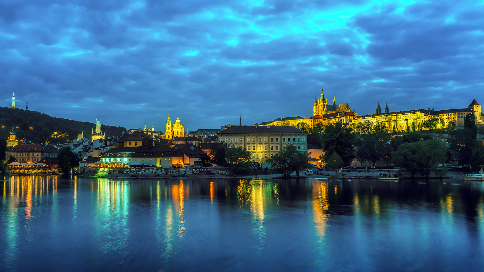 Ночной город у реки на фоне неба, Прага. Чехия 