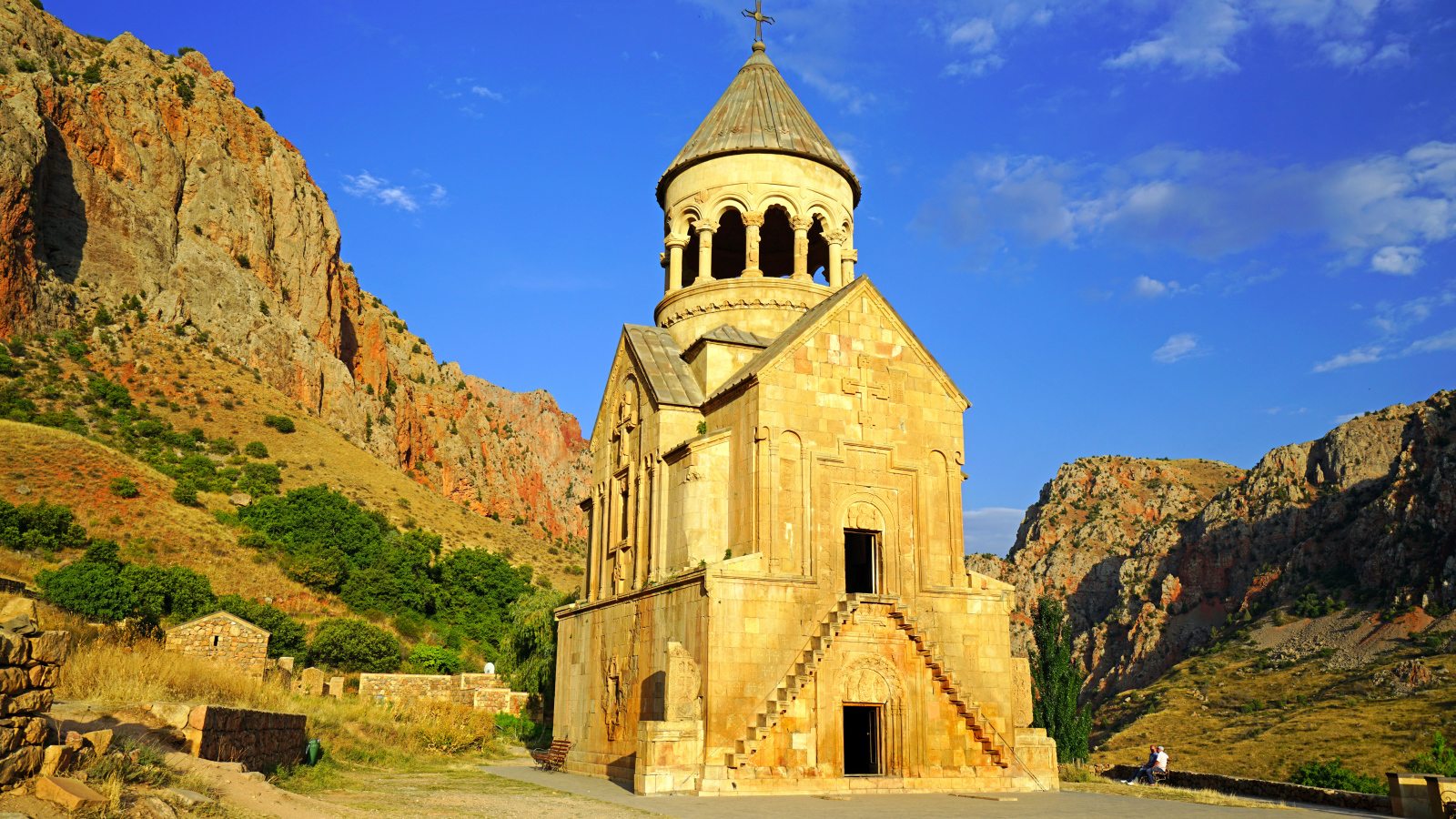 Церковь Нораванк в горах под голубым небом,  Армения