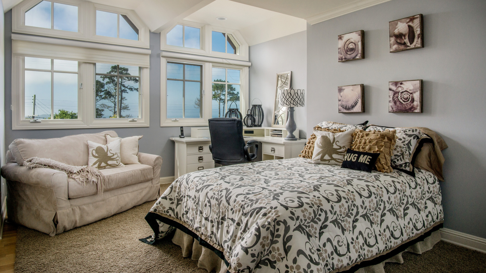 Уютная спальная комната с интерьером на морскую тематику