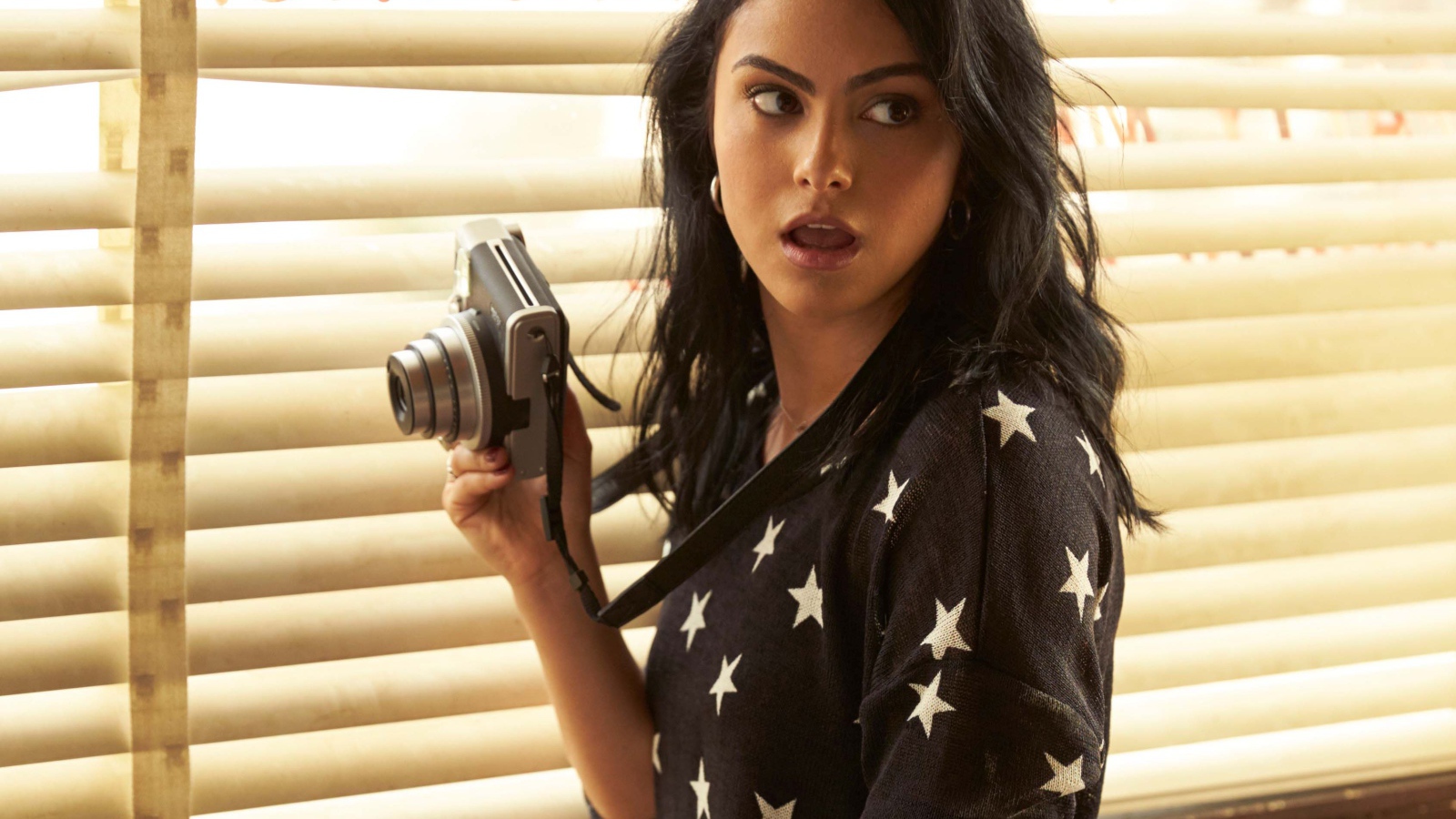 Актриса Камила Мендес с фотоаппаратом в руках