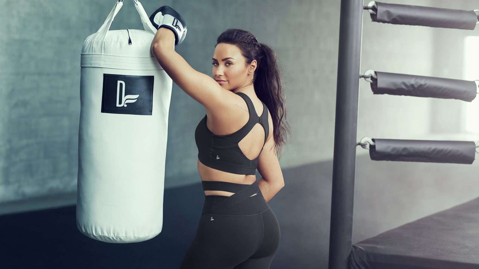 Актриса Деми Ловато в спортзале