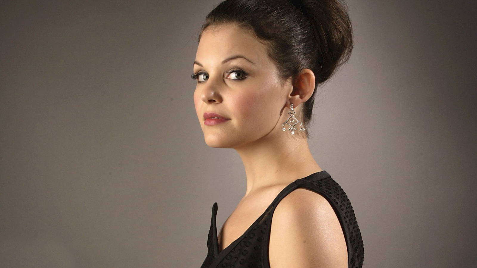 Актриса Джиннифер Гудвин с красивой прической 