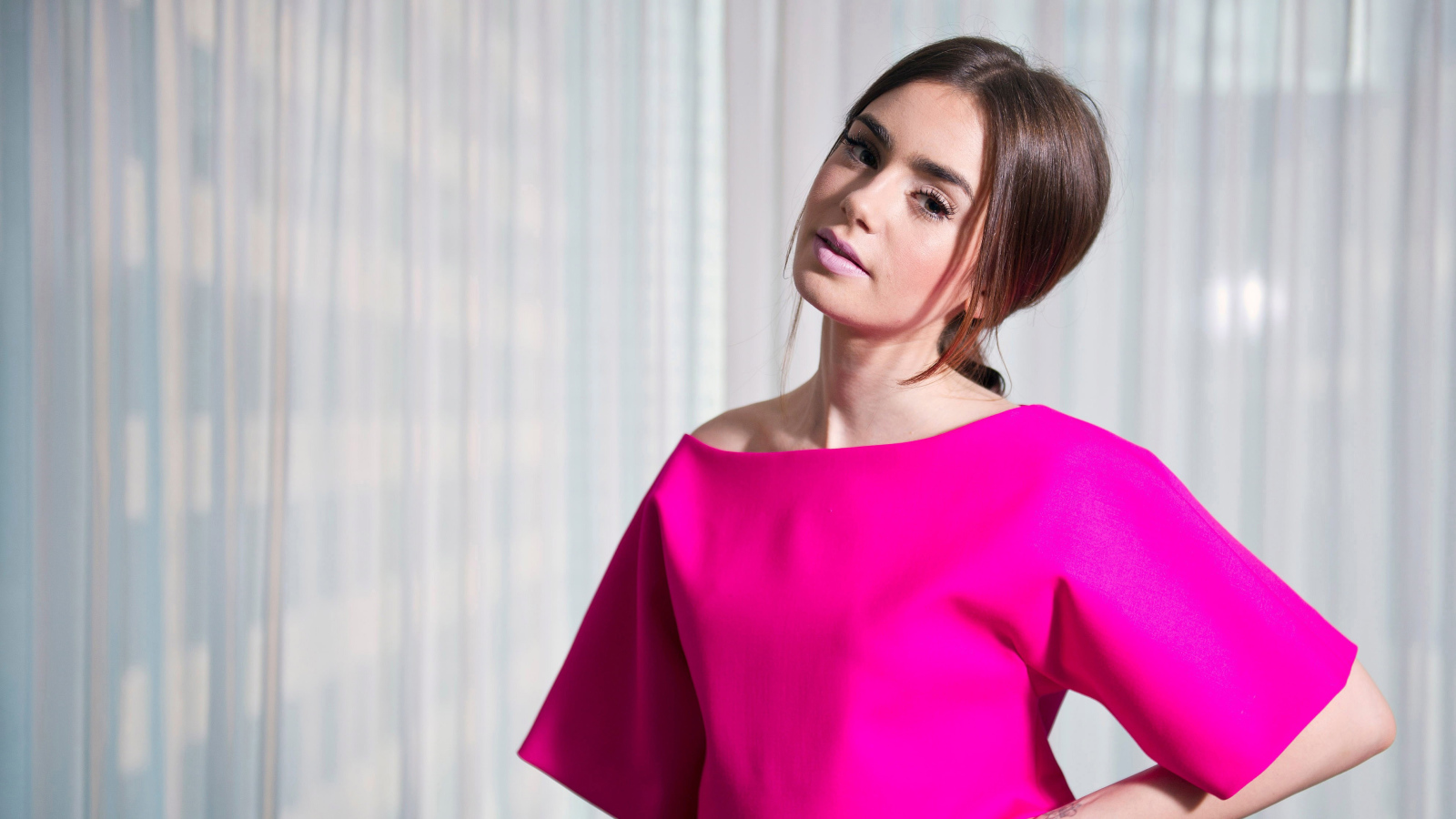 Актриса Лили Коллинз в красивом розовом платье