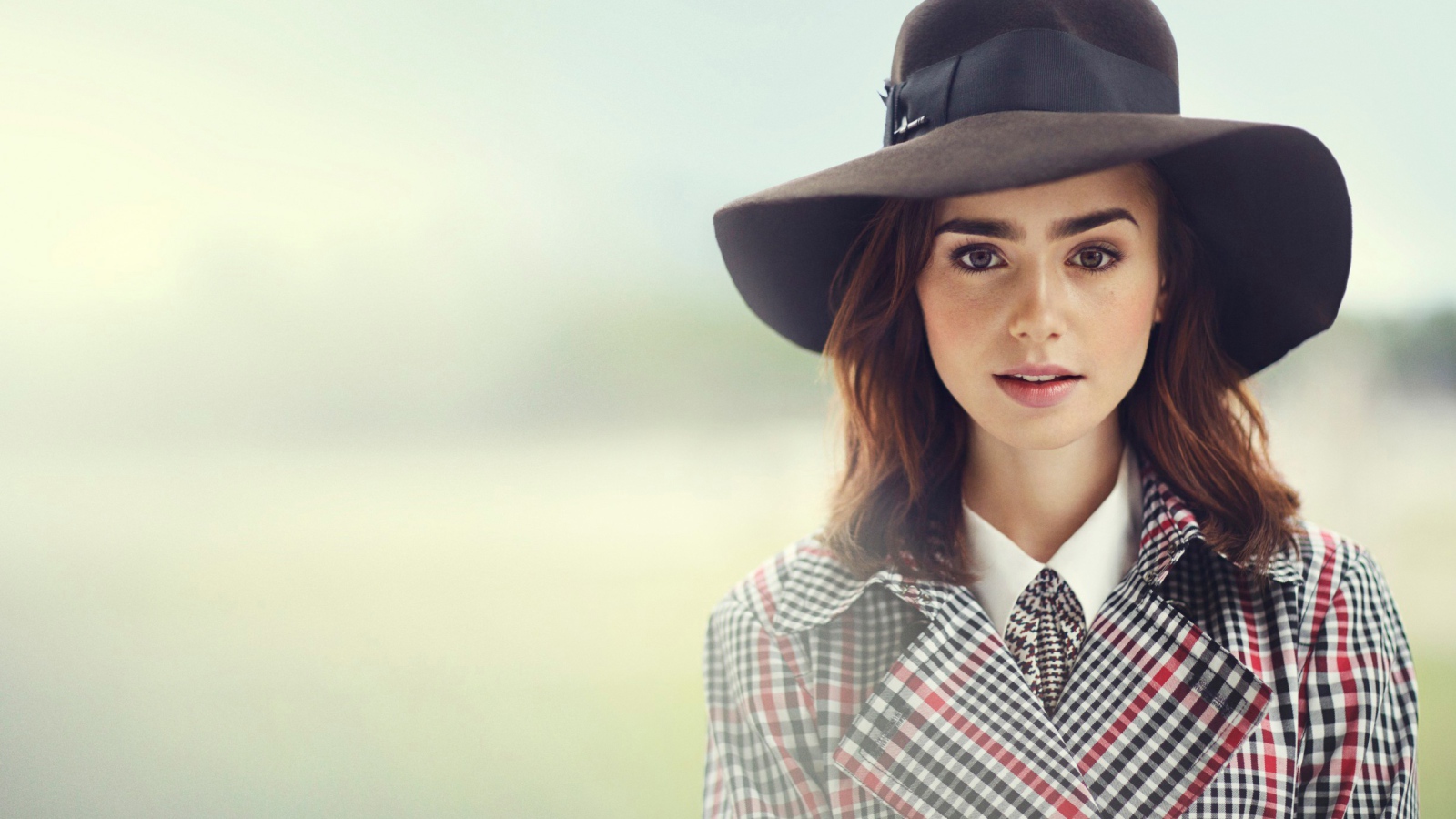 Актриса Лили Коллинз в большой черной шляпе