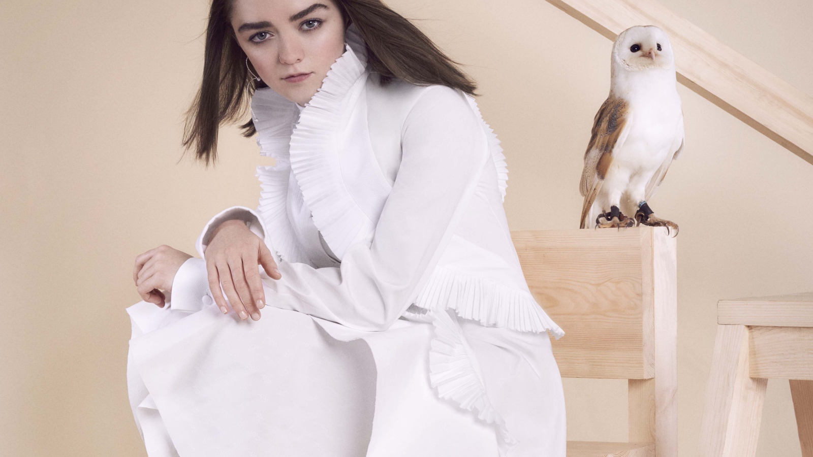 Актриса Мэйси Уильямс в белом платье с совой