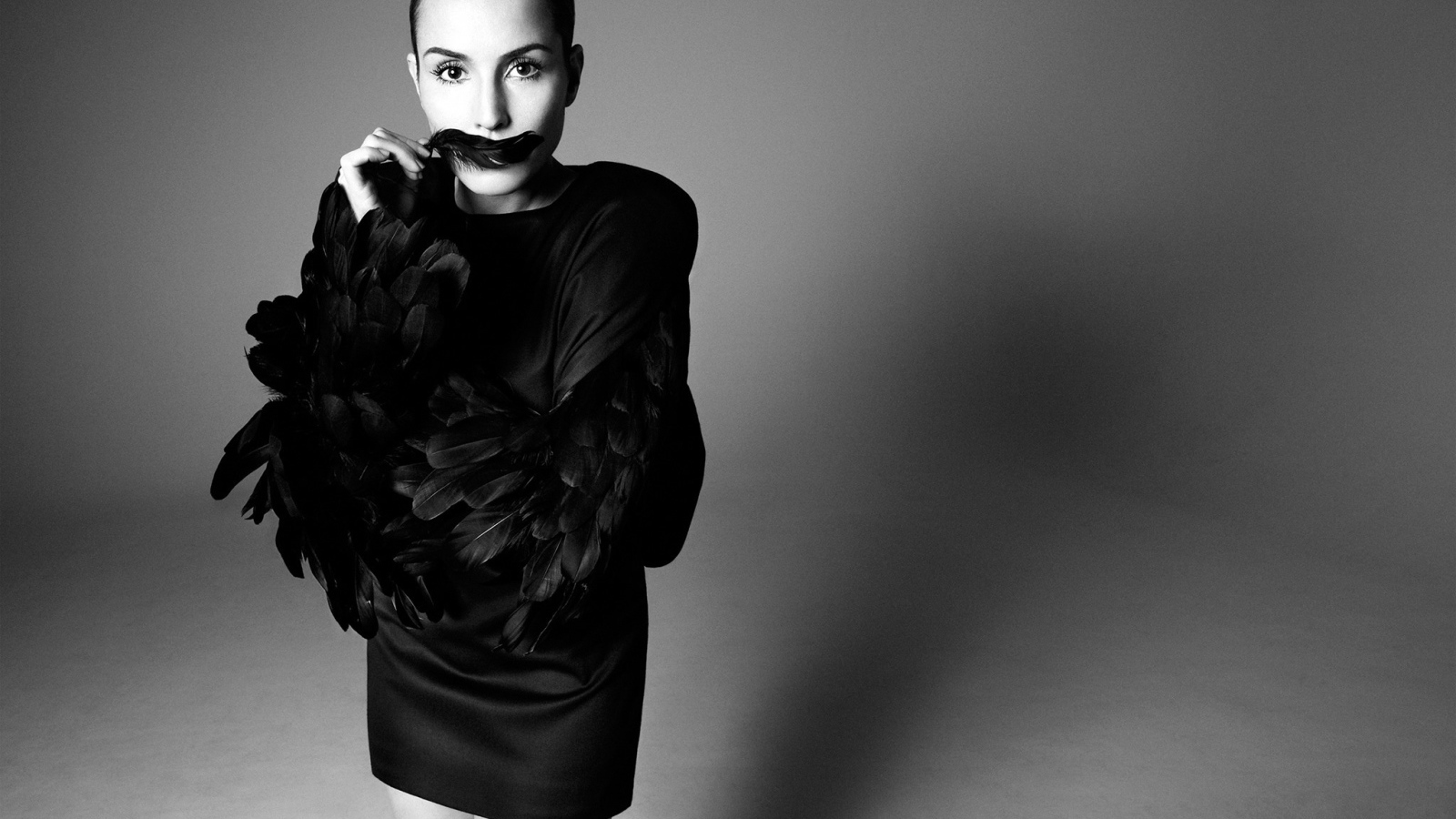 Актриса Нуми Рапас в черном платье черно-белое фото