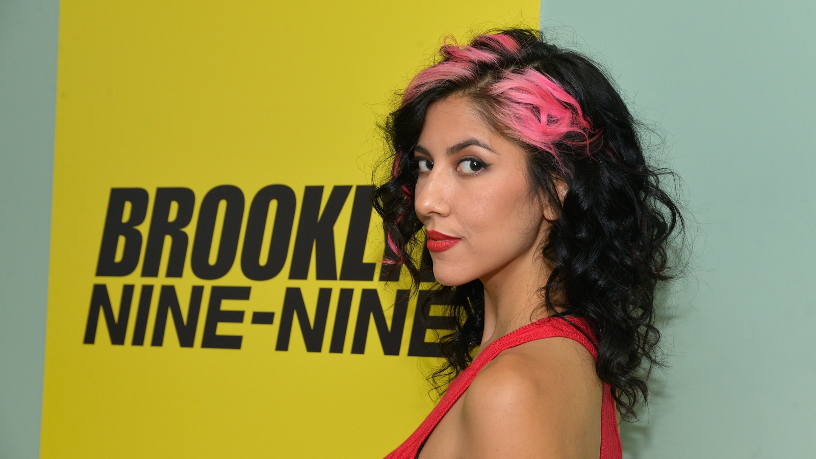 Актриса Стефани Беатрис с черными волосами