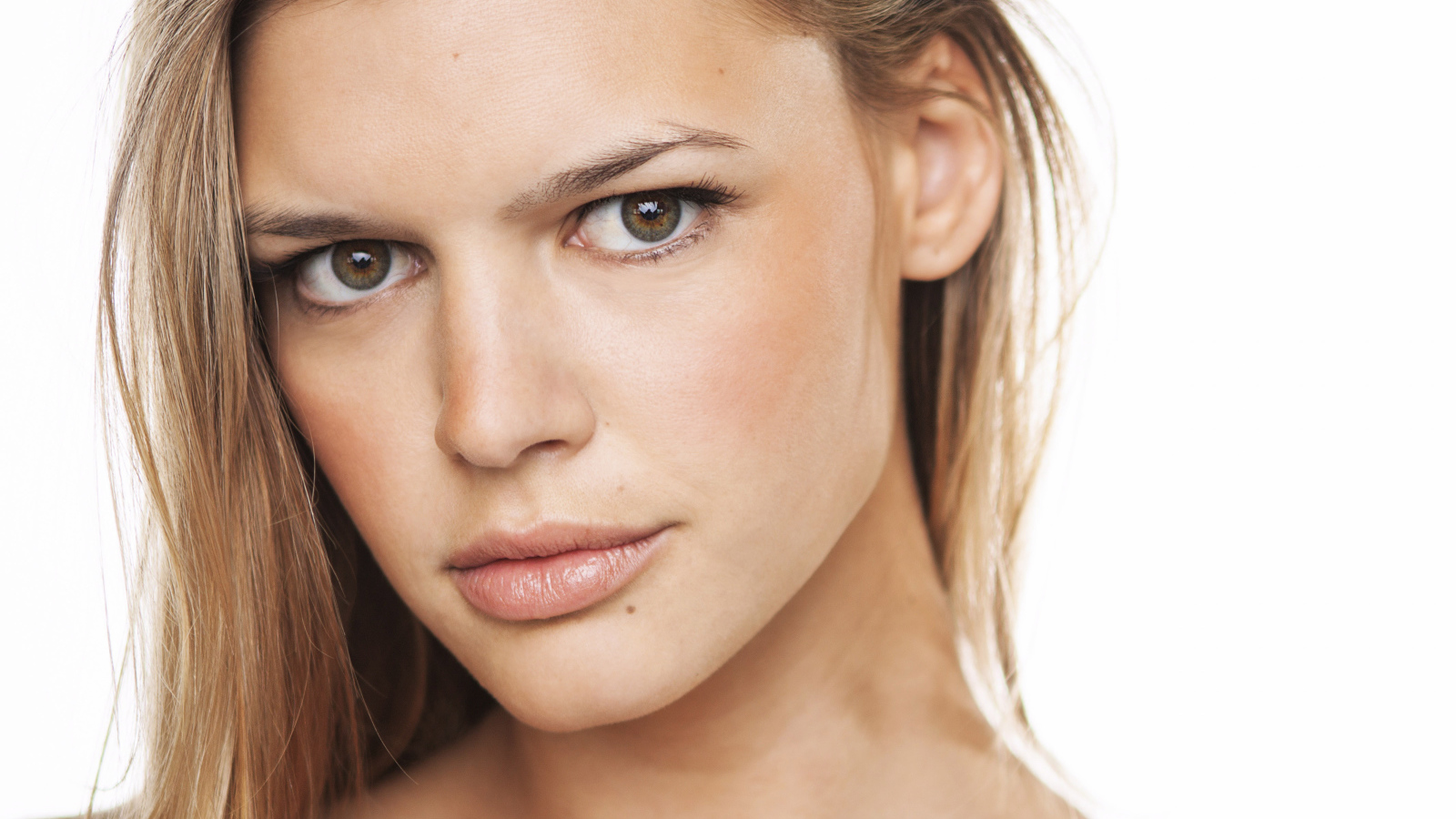 Американская актриса, модель Келли Рорбах фото на белом фоне