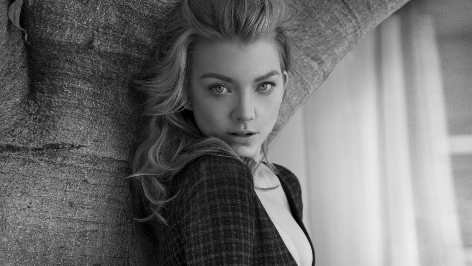 Красивая актриса Натали Дормер черно - белое фото