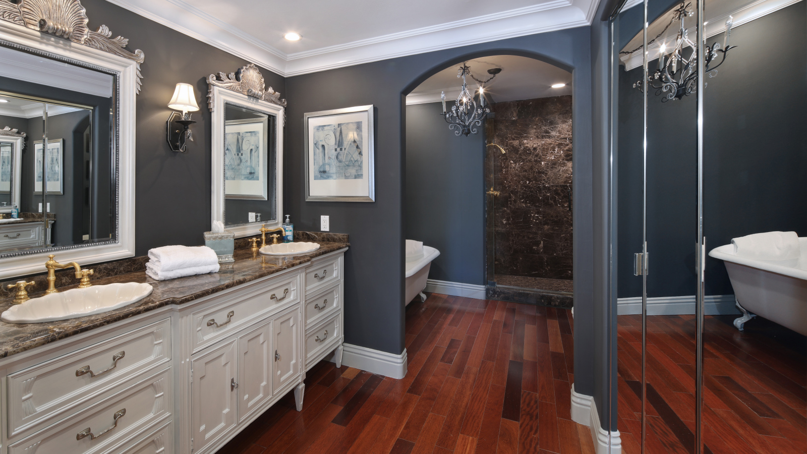 Красивая ванная комната в серо - пастельных тонах