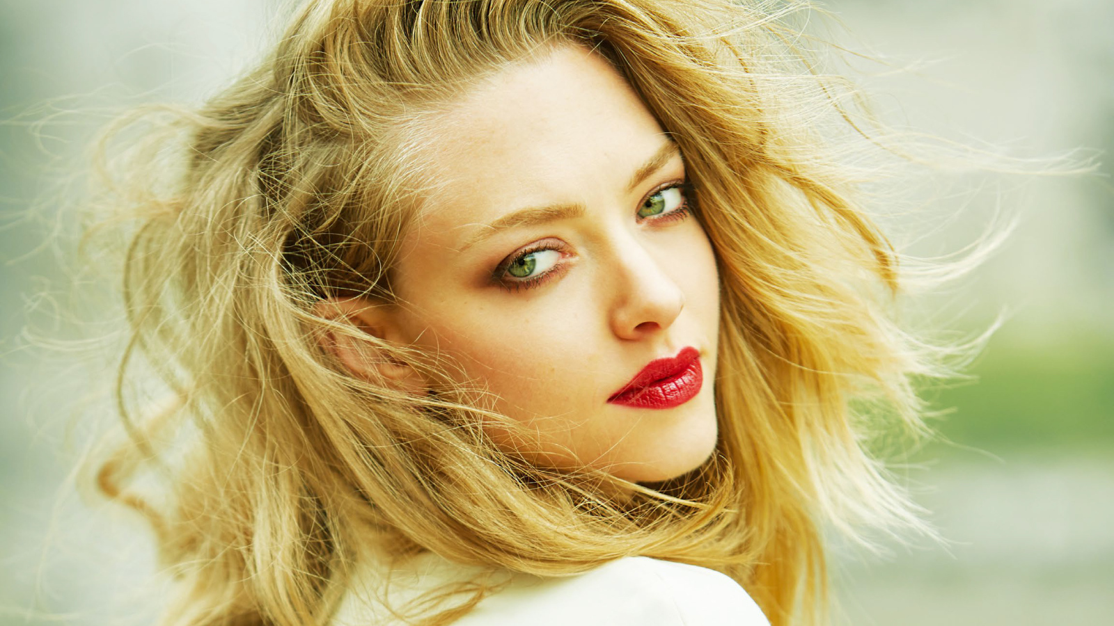 Красивая блондинка актриса Аманда Сейфрид 