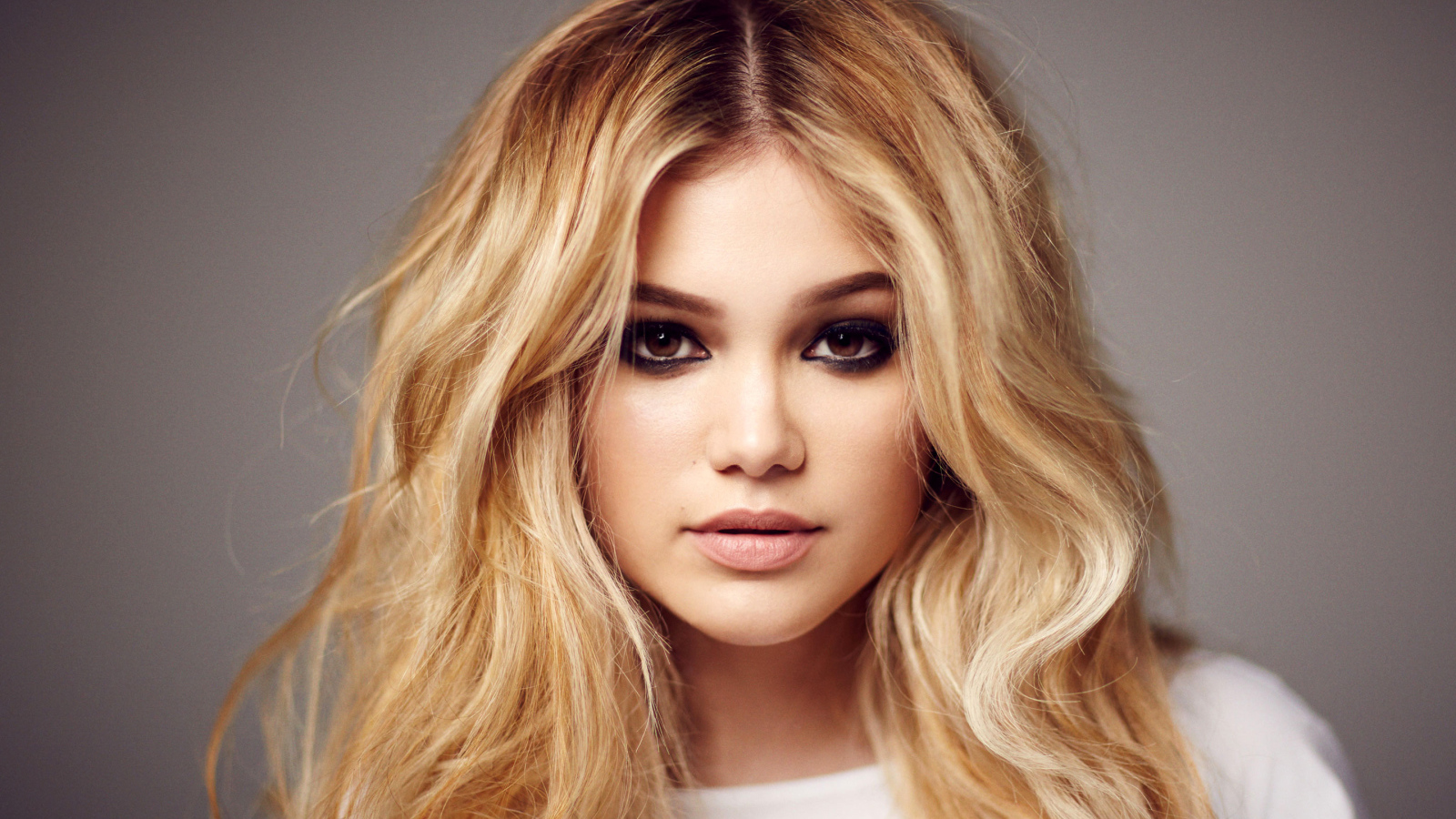 Красивая блондинка актриса Оливия Холт 