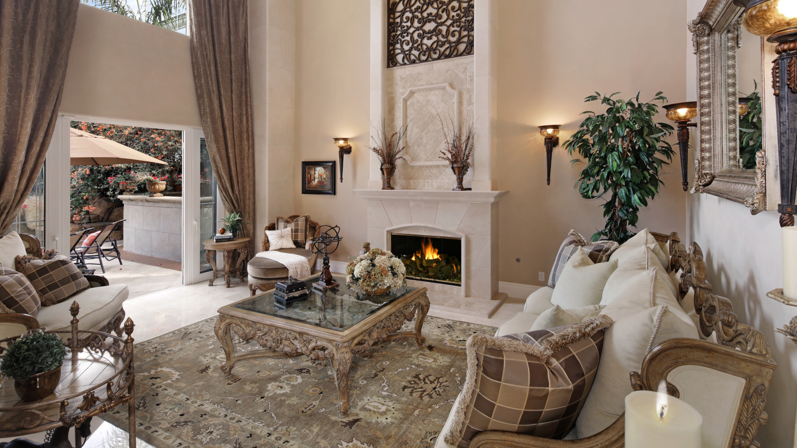 Красивая гостиная с камином в стиле прованс