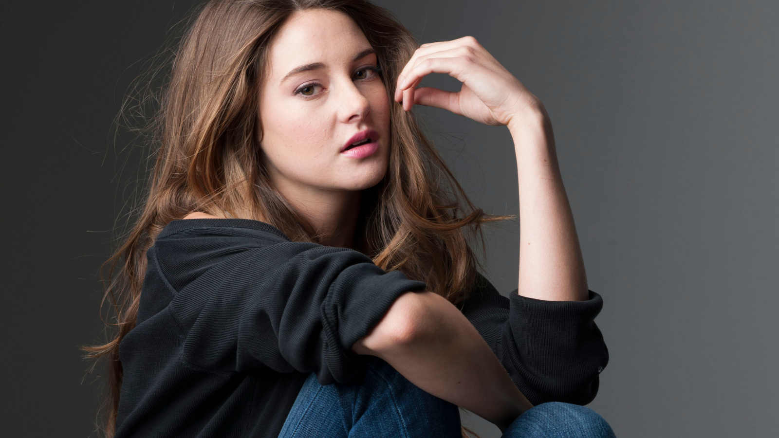 Красивая молодая актриса Шейлин Вудли 