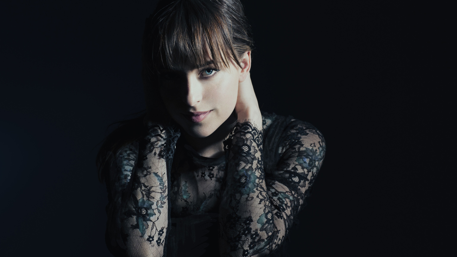 Красивая молодая девушка актриса Дакота Джонсон в черном наряде