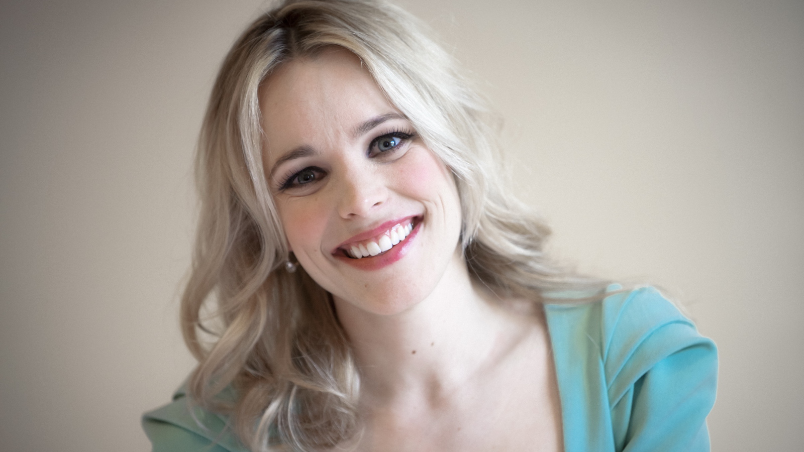 Блондинка с красивой улыбкой актриса Рэйчел Макадамс 