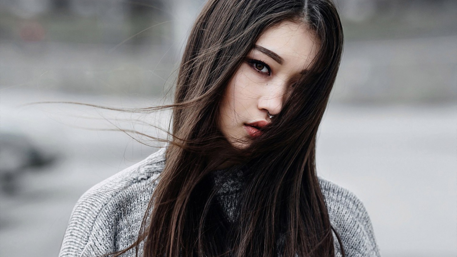 Девушка брюнетка азиатка с пирсингом в носу 