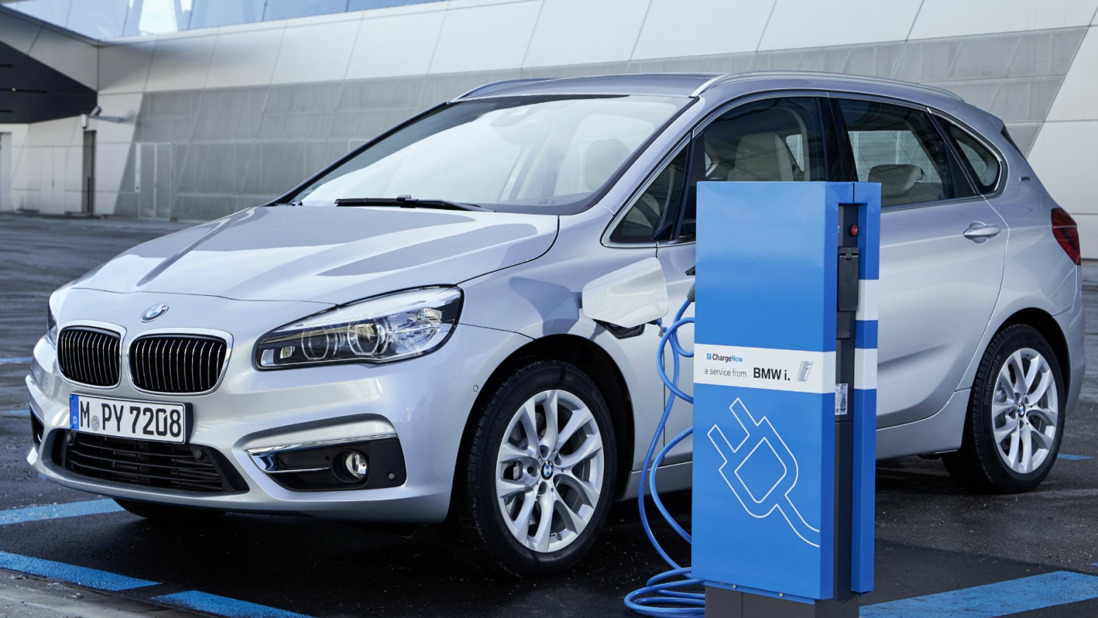 Электромобиль BMW 225xe Active Tourer 2016 на зарядке 