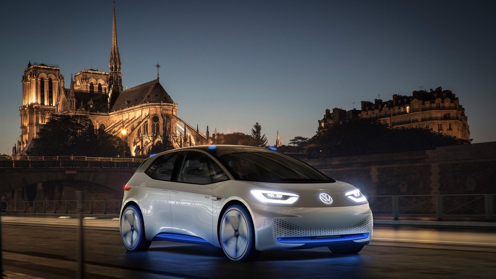 Электромобиль  Volkswagen I.D, на фоне старинного замка 