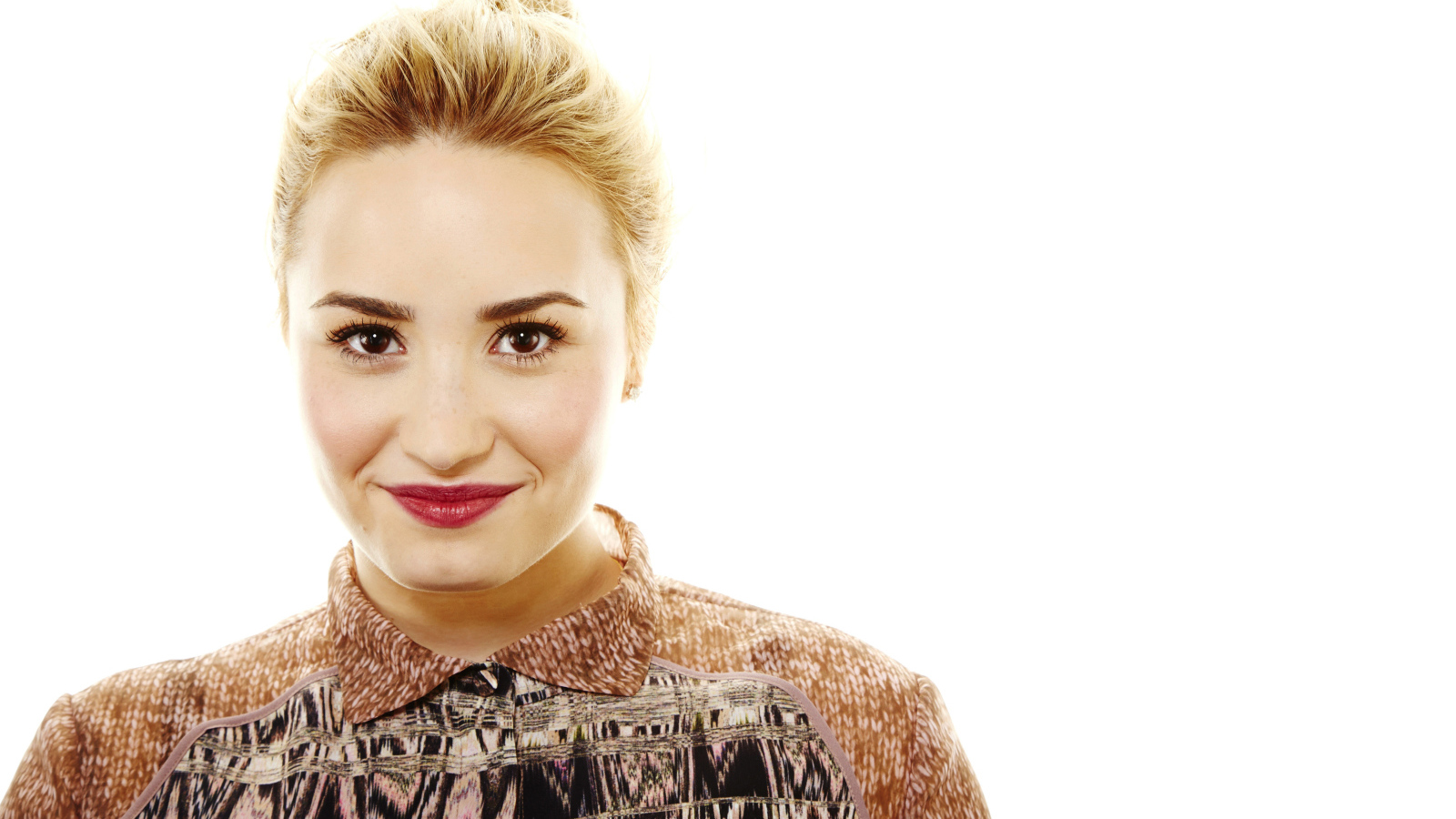 Знаменитая актриса, певица Деми Ловато фото на белом фоне