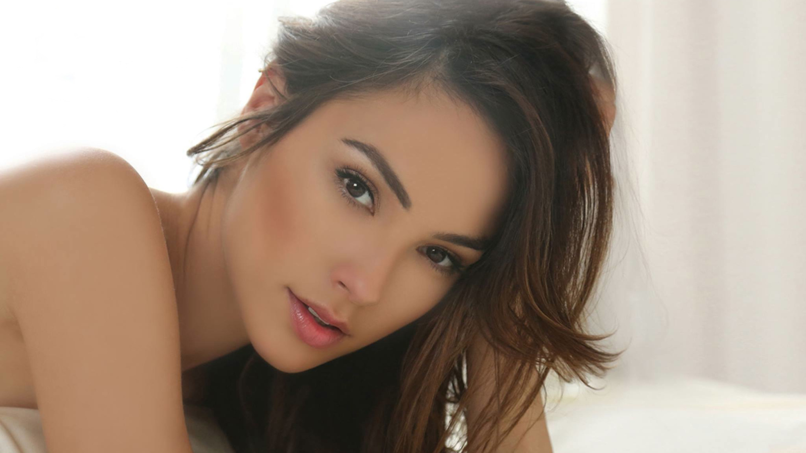 Нежная красивая брюнетка актриса Галь Гадот