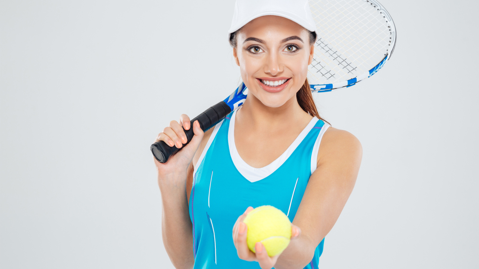 Девушка спортсменка с теннисной ракеткой и мячиком