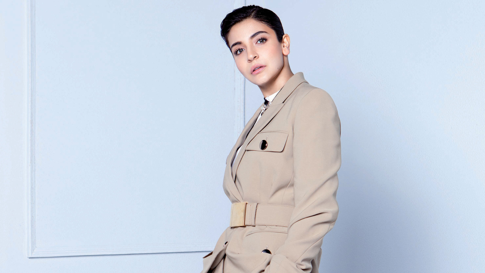 Индийская актриса, модель Анушка Шарма в пальто