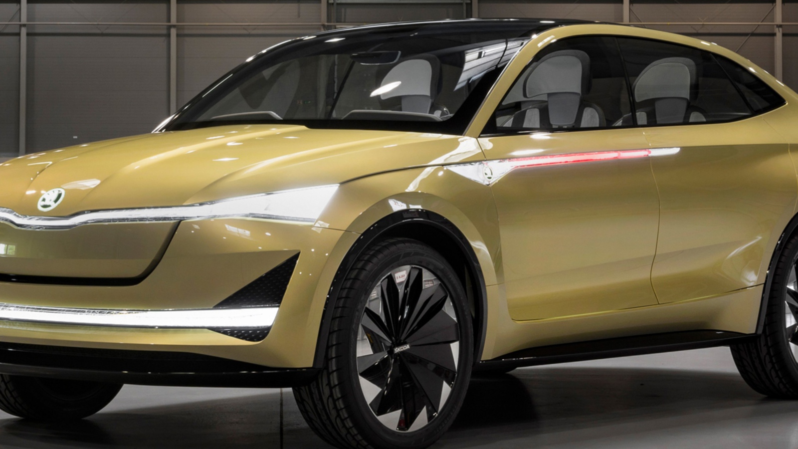 Новый электромобиль  Skoda Vision E в гараже