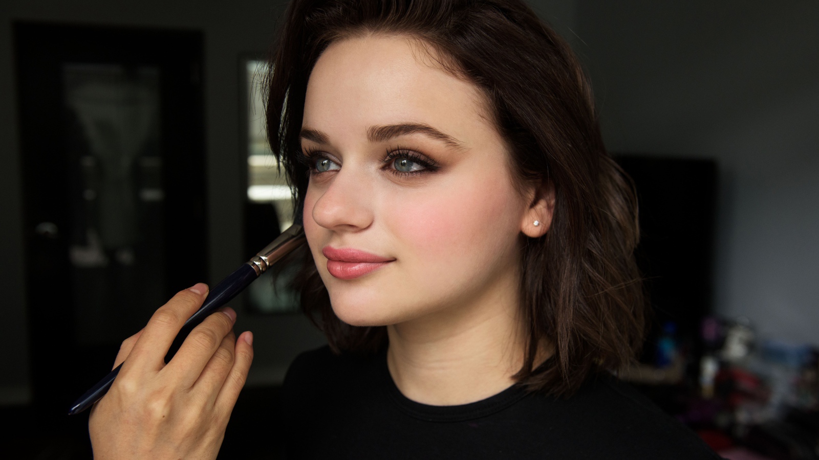 Подготовка к съемкам актрисы Джои Кинг