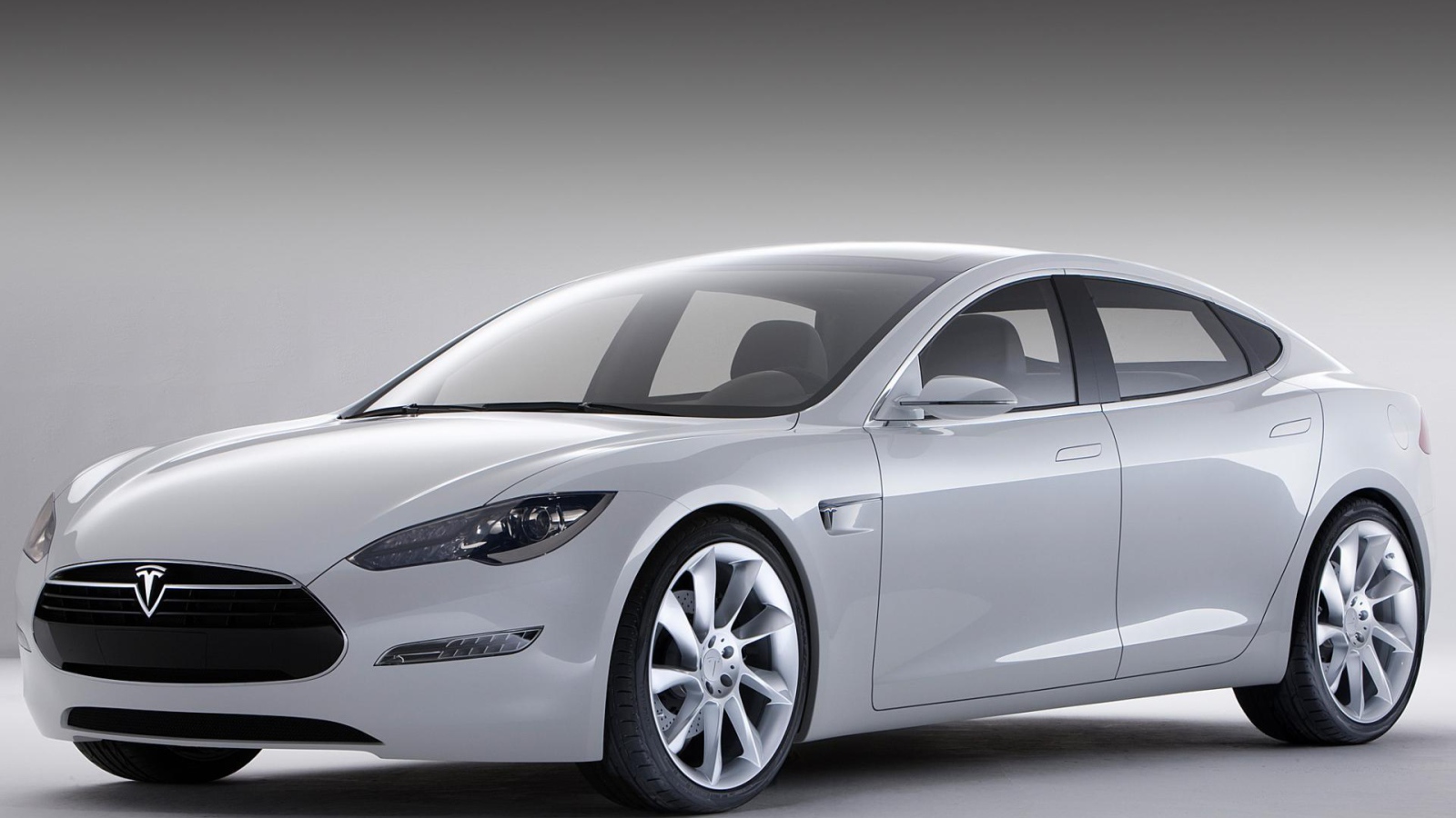 Серебристый электромобиль Tesla Model S