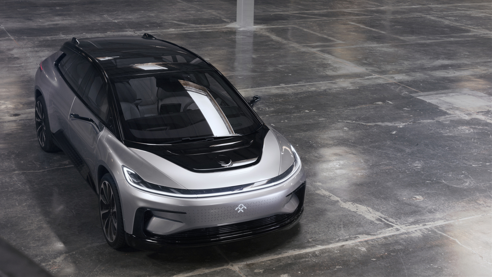 Серебристый электрический автомобиль Faraday Future FF 91, 2017 года 