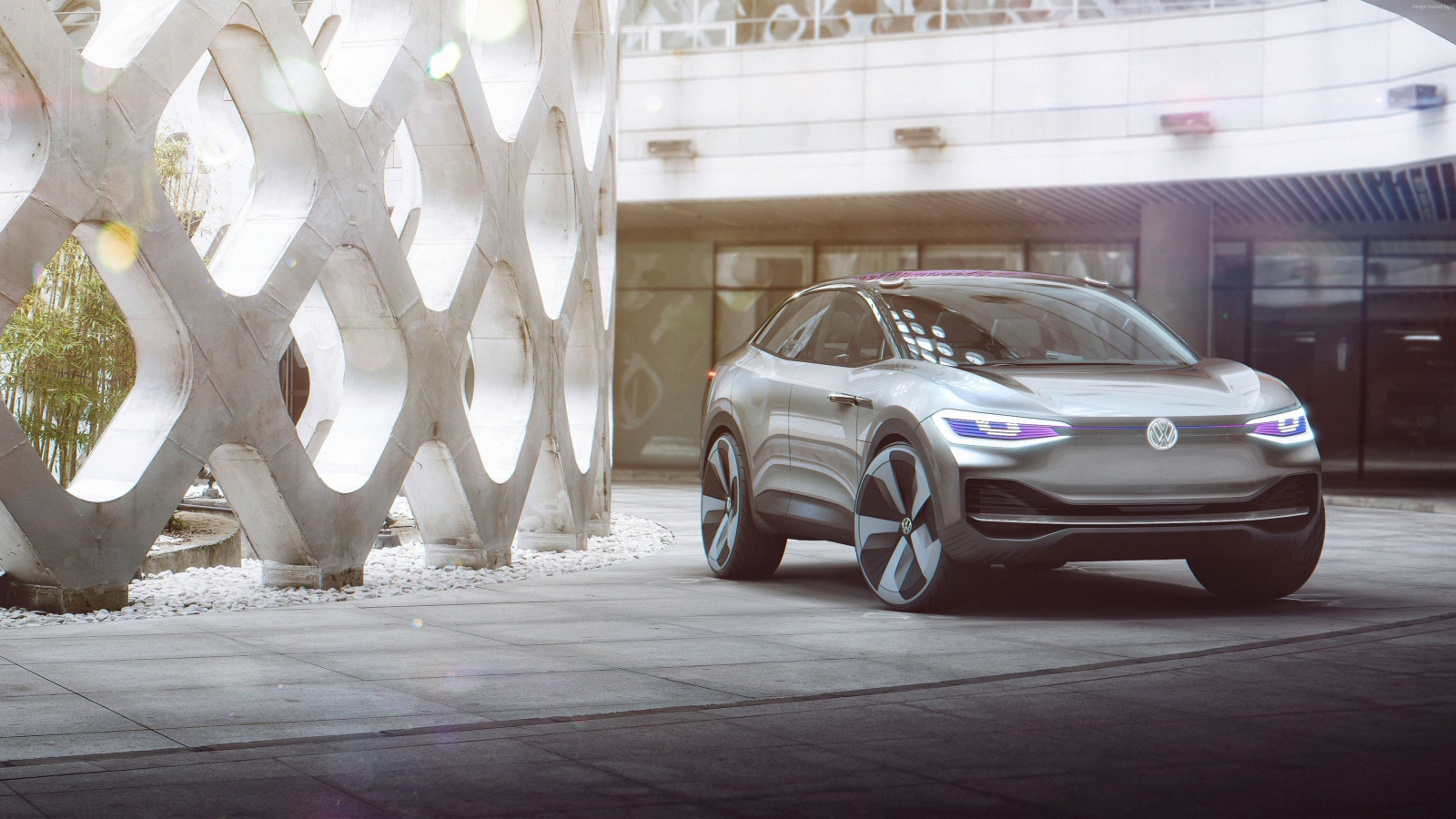 Серебристый электрический кроссовер Volkswagen I.D. Crozz, 2017