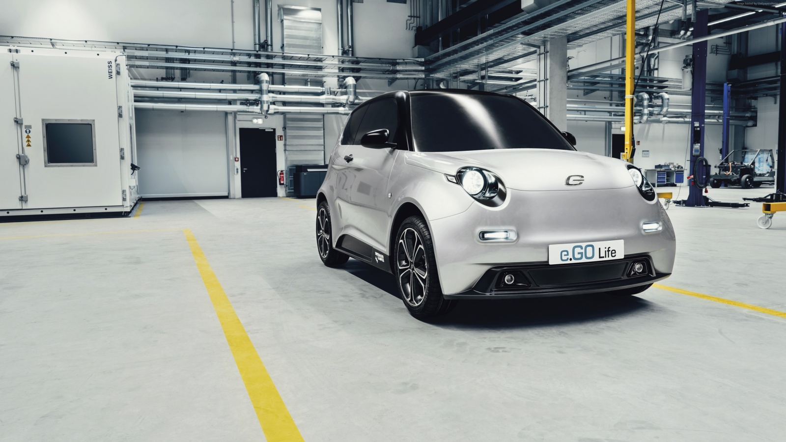 Серебристый маленький электромобиль e.GO Life