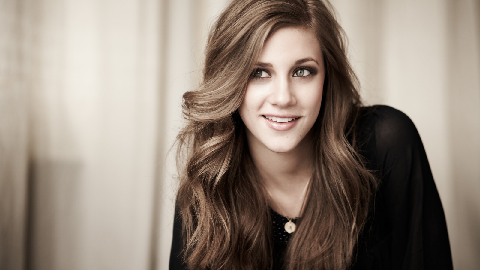 Улыбающаяся американская актриса Лили Рейнхарт