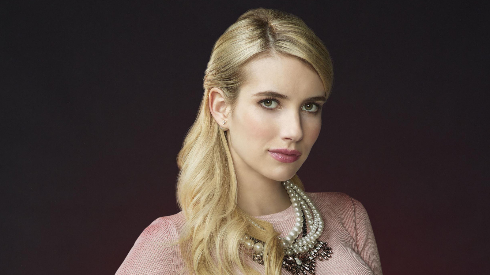 Стильная молодая актриса Эмма Робертс 