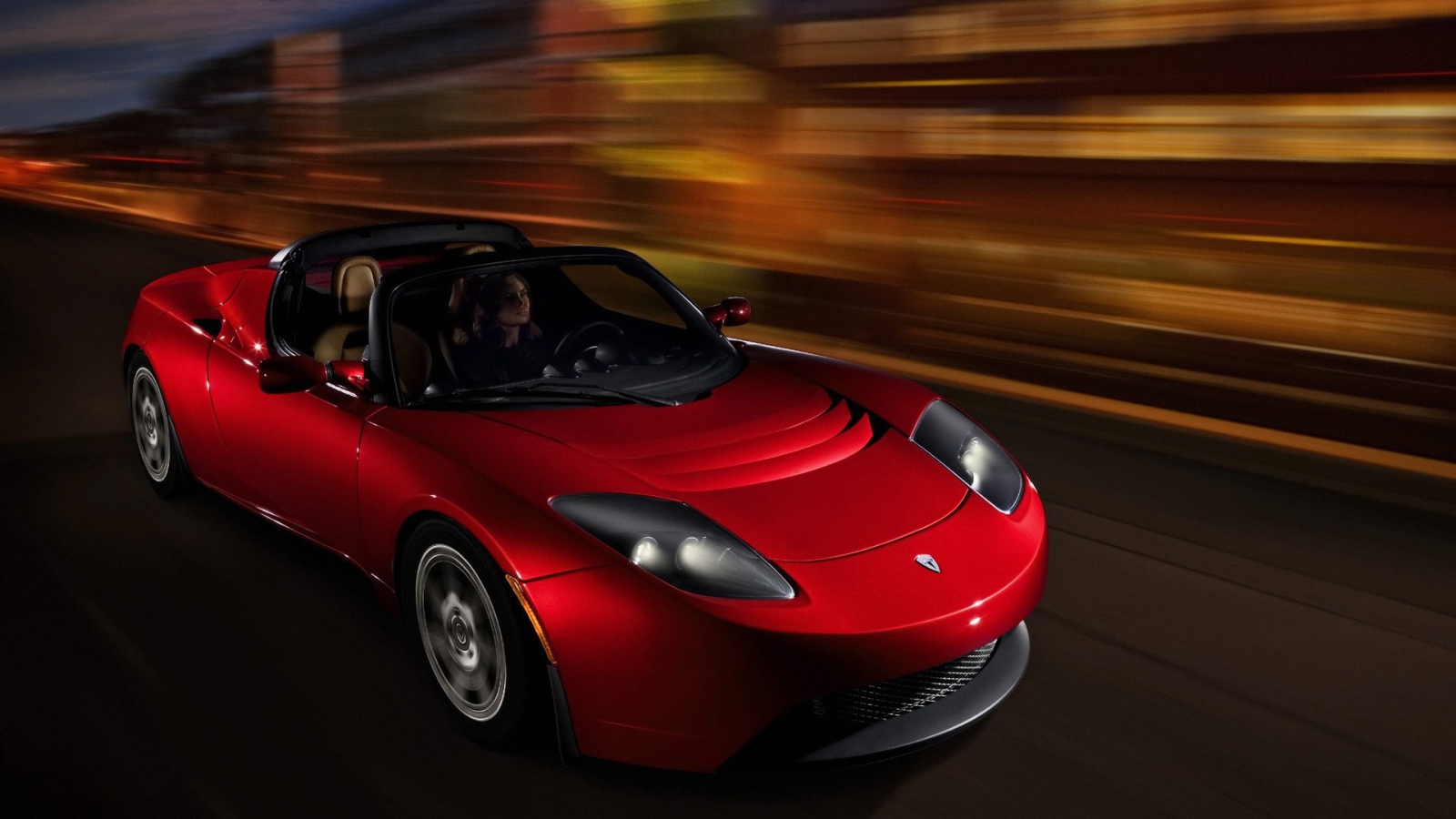 Спортивный электромобиль Tesla Roadster на трассе 