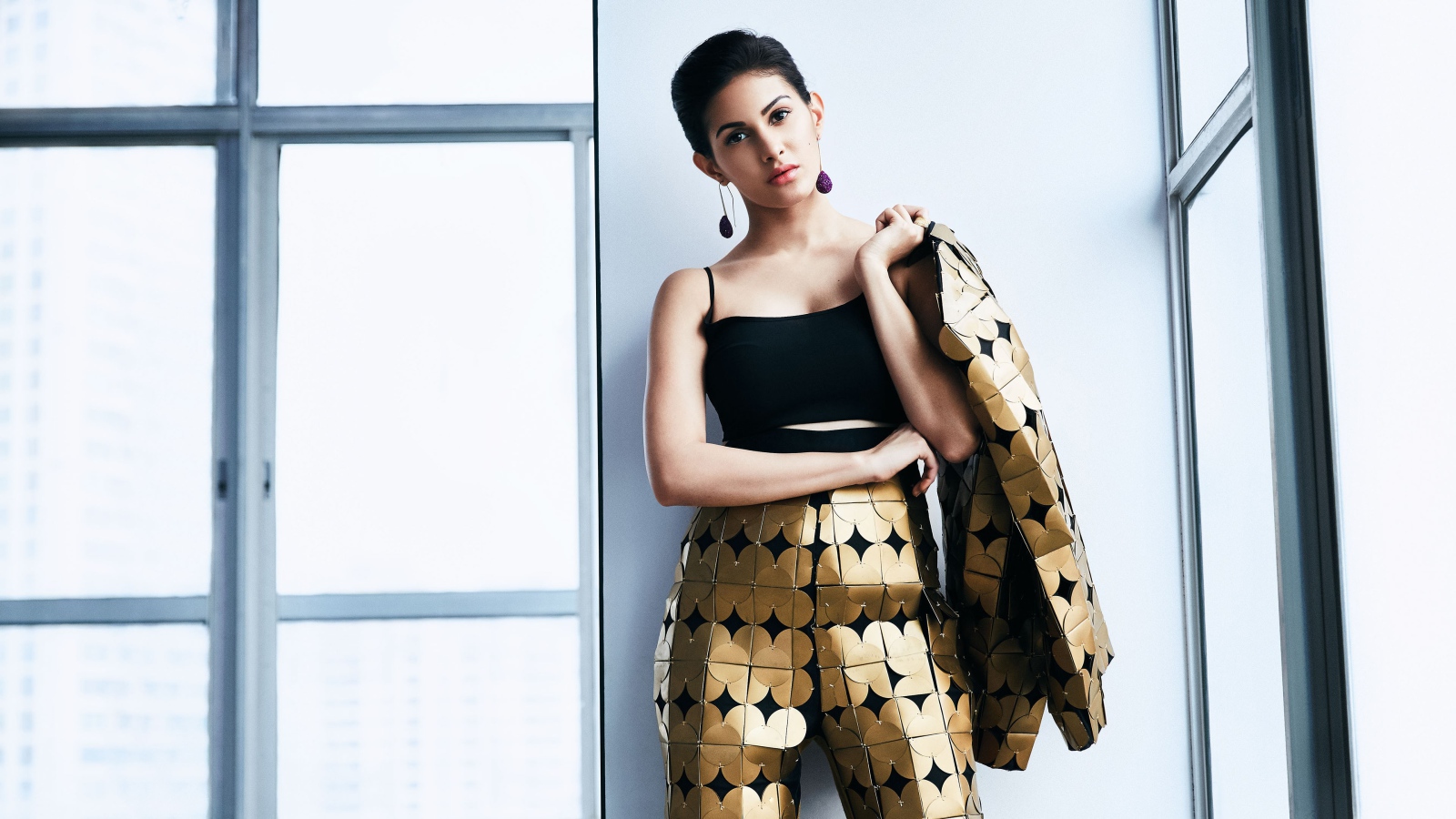 Актриса болливуда Эмира Дастур в красивом костюме