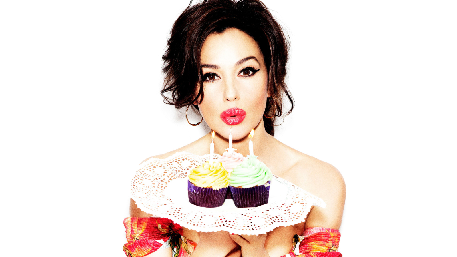 Красивая актриса Моника Беллуччи с маффинами 