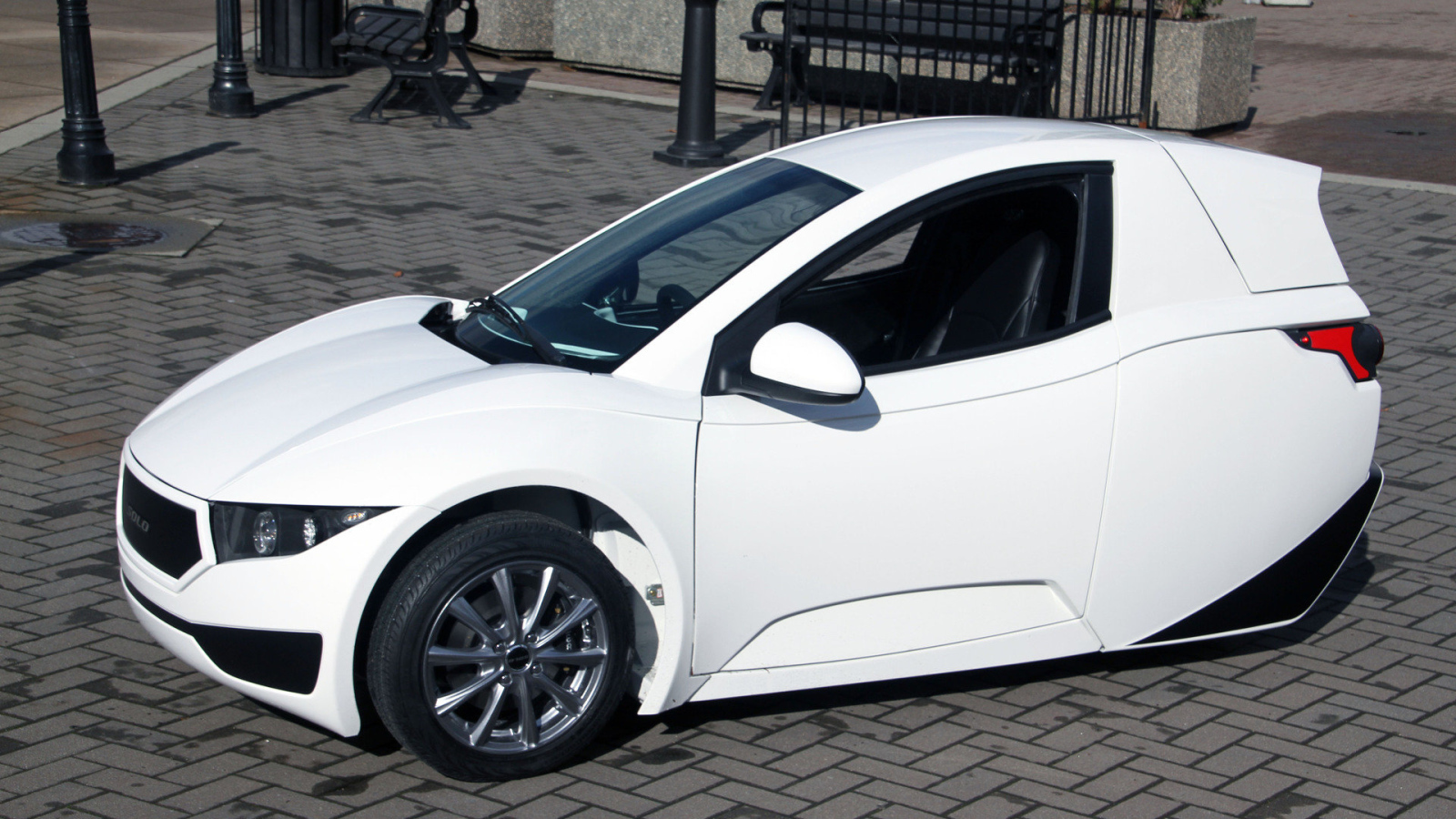 Белый электромобиль Solo модель 2017 года 